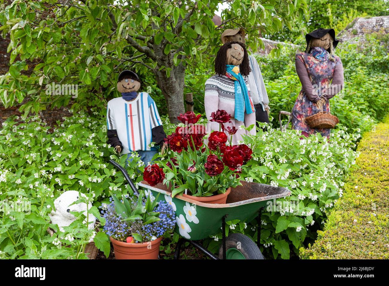 Eine Gruppe skurriler Vogelscheuchen bewacht die Produkte in den Arundel Castle Gardens, West Sussex, Großbritannien Stockfoto