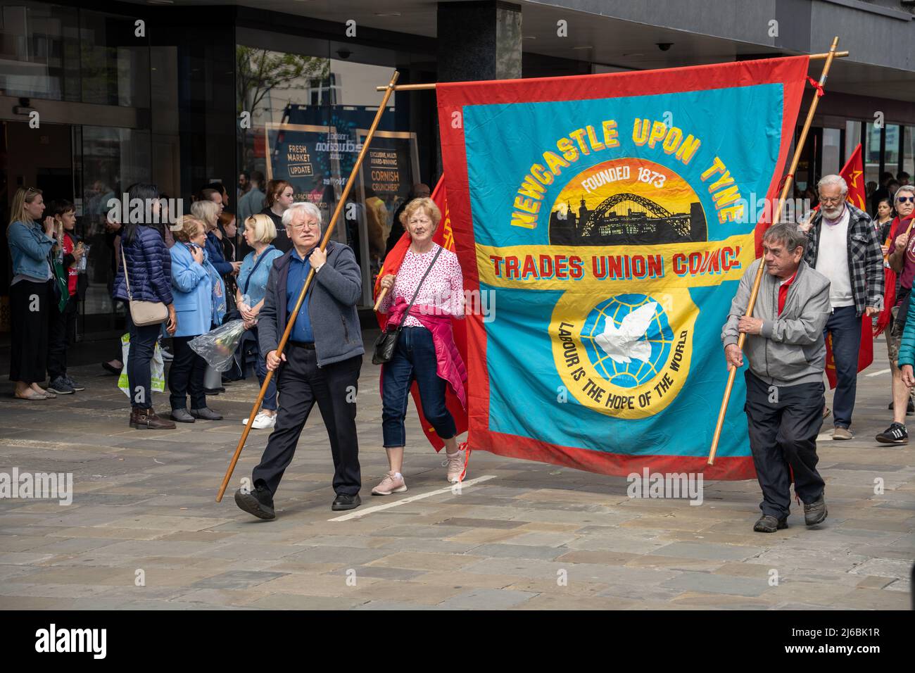 Newcastle upon Tyne, Großbritannien - 30.. April 2022: Die Menschen nehmen an einem Mai-Tag-marsch Teil, feiern und kämpfen für Arbeitnehmerrechte, Gleichheit, den NHS und teilen die Hoffnung auf Frieden und Gerechtigkeit. Quelle: Hazel Plater/Alamy Live News Stockfoto