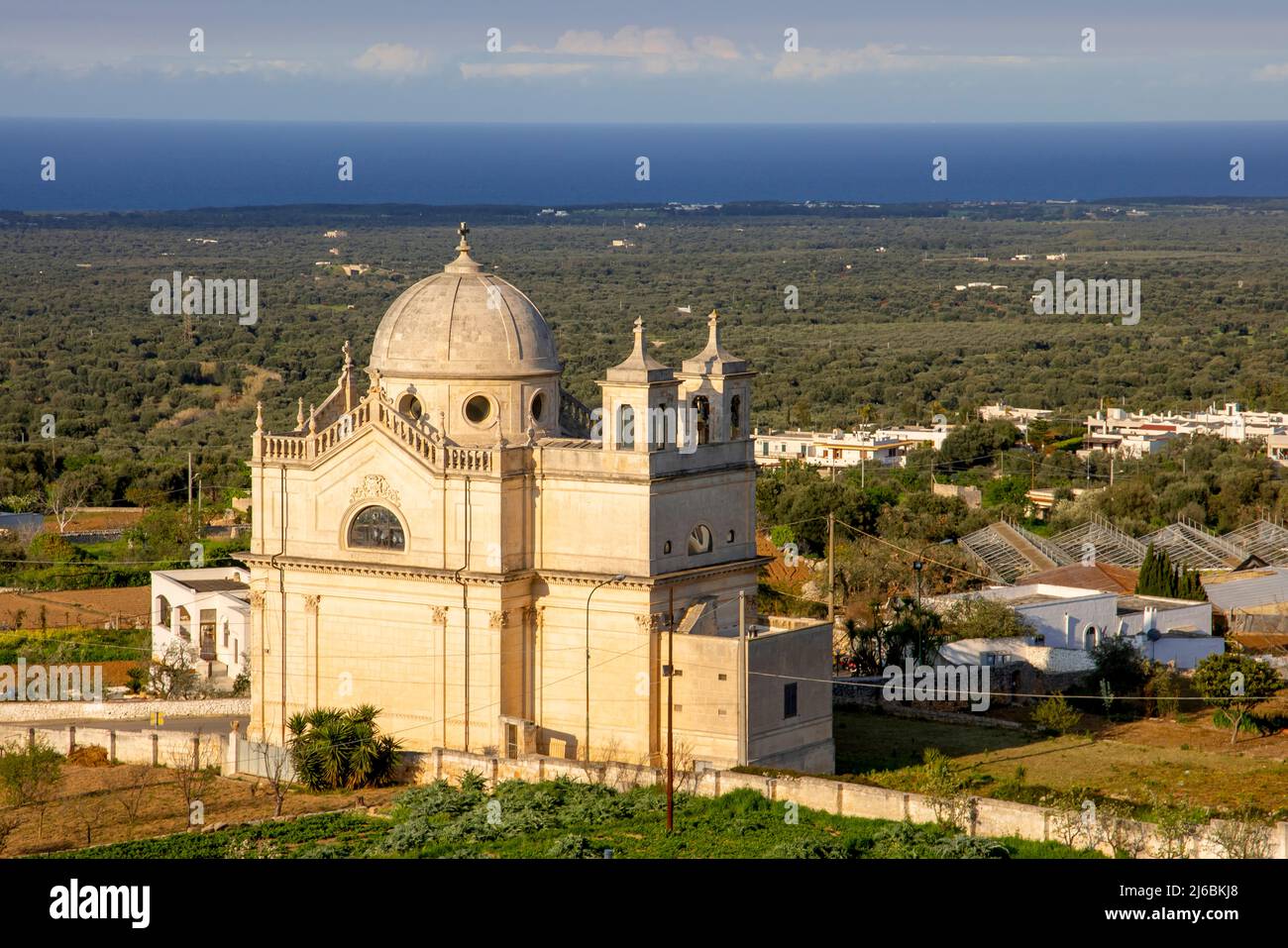 Erhöhte Ansicht der Kirche unserer Lieben Frau 'ella Grata'. Ostuni. Provinz Brindisi, Apulien (Apulien) Italien. Das Heiligtum der Madonna della Grata ist ein Stockfoto