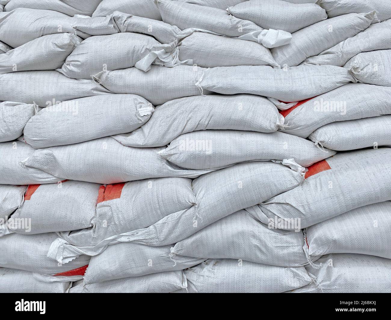 Haufen von Sandsäcken, die während des Kriegskonflikts als Schutz verwendet wurden Stockfoto