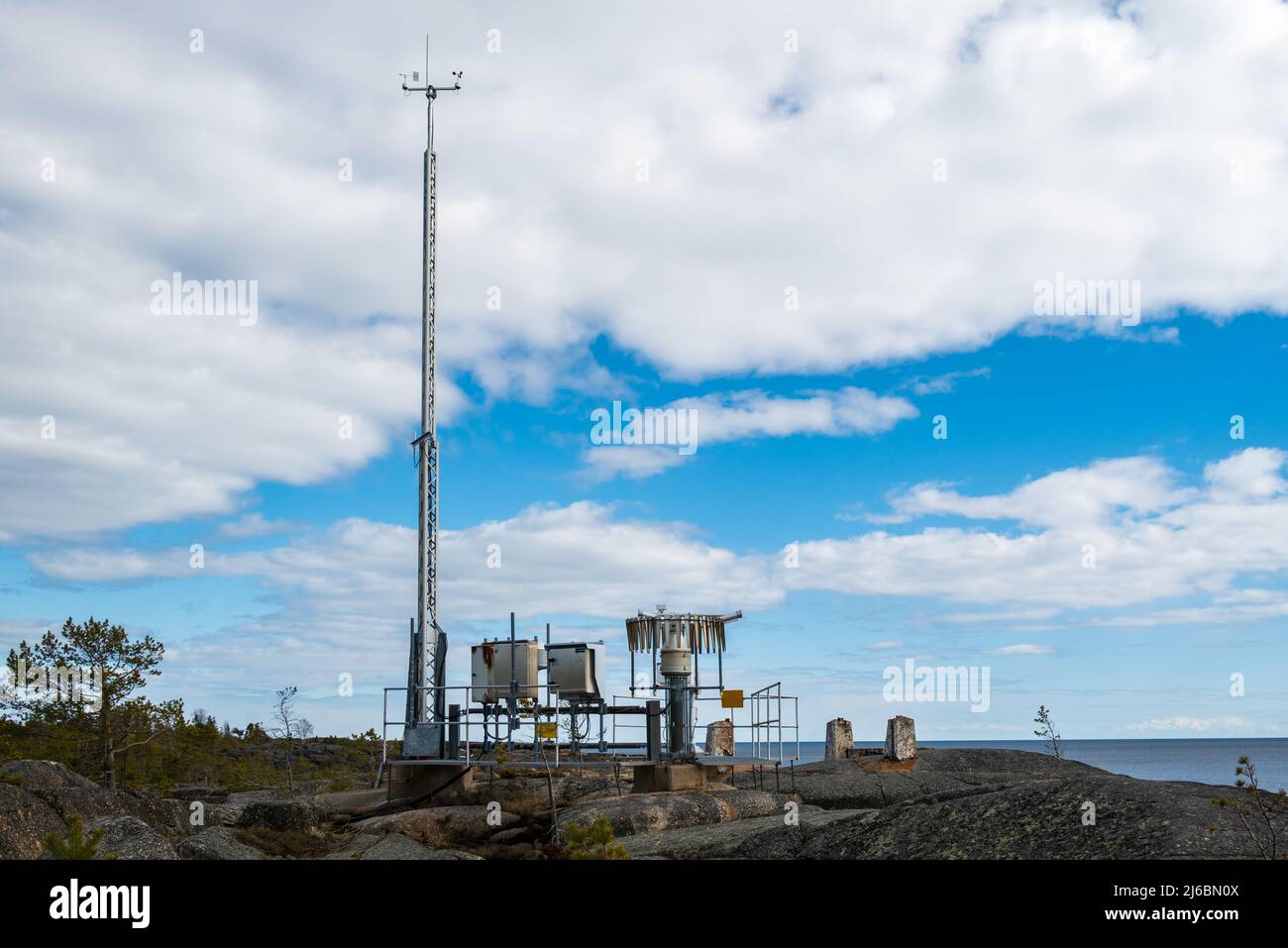 Messstation für Wetter im Besitz des Schwedischen Meteorologischen und Hydrologischen Instituts (SMHI), die auch den Landanstieg der Hochküste (A) messen kann Stockfoto