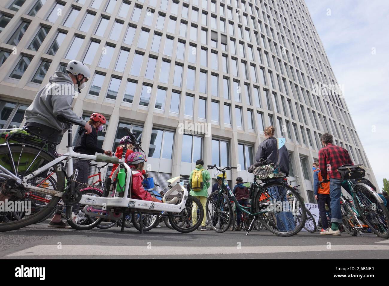 30. April 2022, Berlin: Einige Friedens- und Umweltaktivisten haben sich mit ihren Fahrrädern vor dem Hauptsitz des französischen Ölkonzerns Total zu einer Kundgebung versammelt. Auf Fahrrädern, Lastenrädern und Tandems fordern sie eine Verkehrspolitik in Berlin und zehn weiteren deutschen Großstädten, die Öl spart, um die Abhängigkeit von Russland zu verringern und ein Ölembargo zu lockern. Foto: Jörg Carstensen/dpa Stockfoto