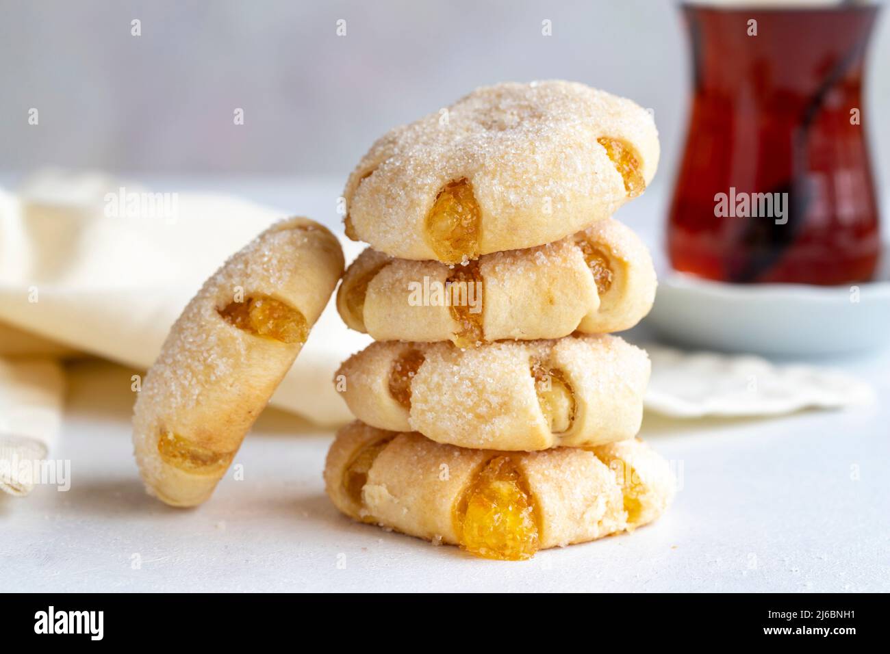 Orangefarbene Kekse. Kekse mit köstlicher Orangenfüllung auf weißem Hintergrund. Nahaufnahme Stockfoto