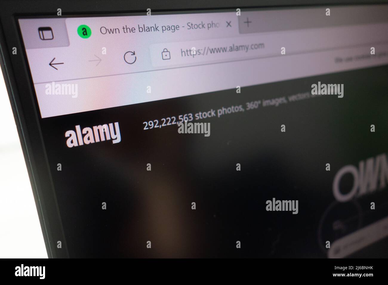 KONSKIE, POLEN - 27. April 2022: www.alamy.com Alamy Website auf Laptop-Computer angezeigt Stockfoto