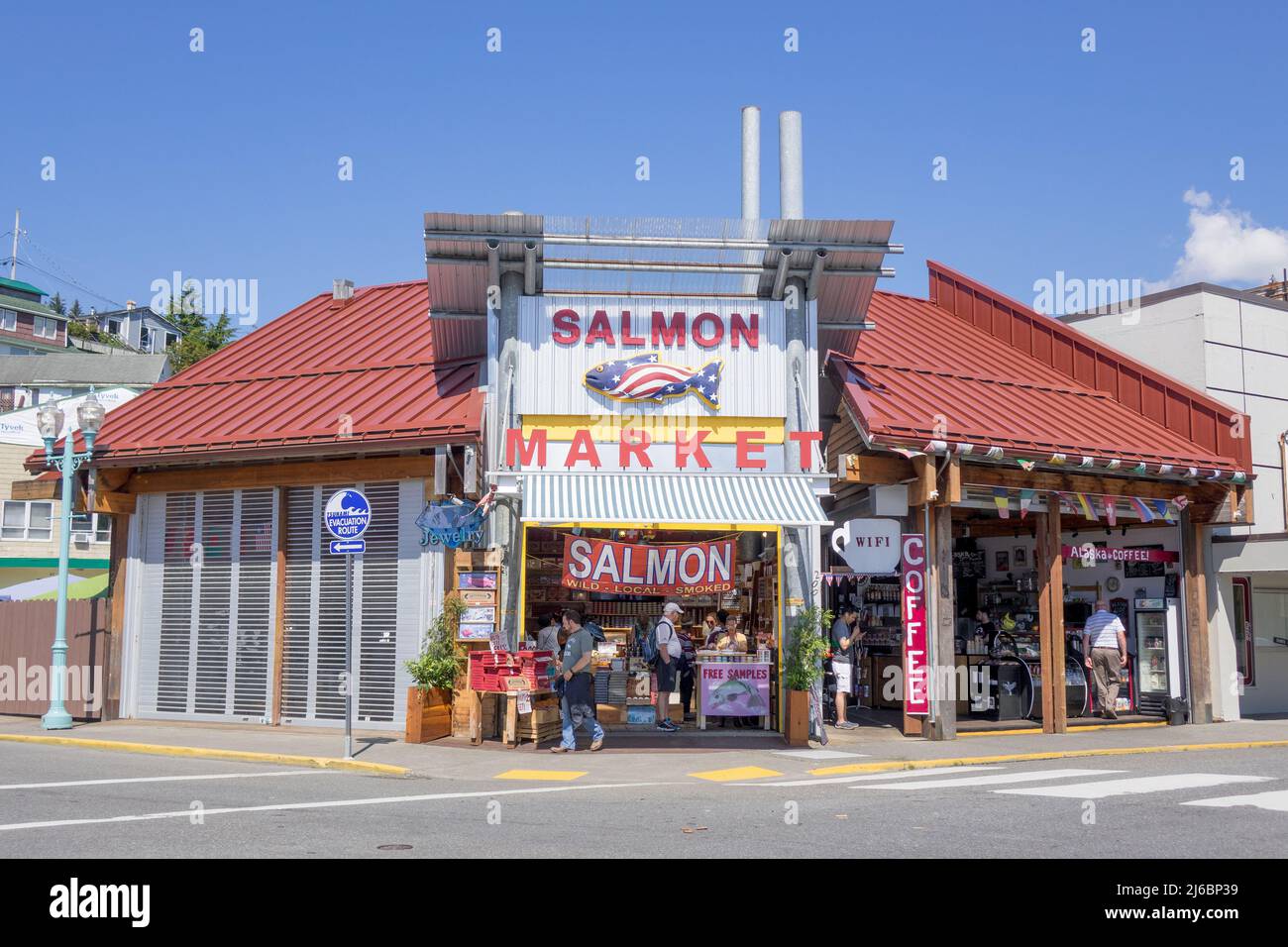 Das Lachsmarktgebäude, Das Lokale Produkte Verkauft, Hat Wildlachs In Ketchikan, Alaska, Gefangen Stockfoto