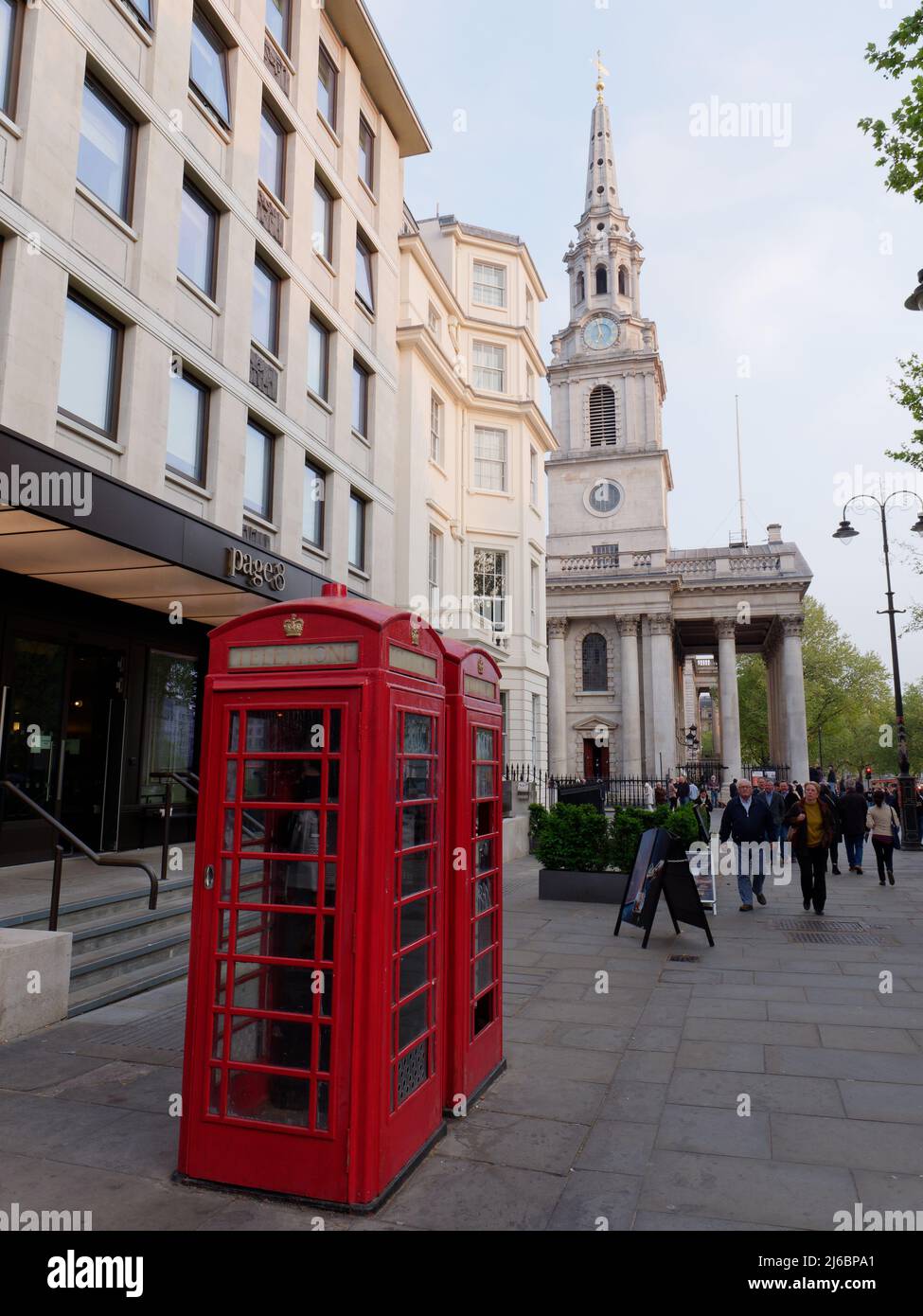 London, Greater London, England, April 23 2022: Rote Telefonzellen vor St. Martin in der Fields Church. Stockfoto