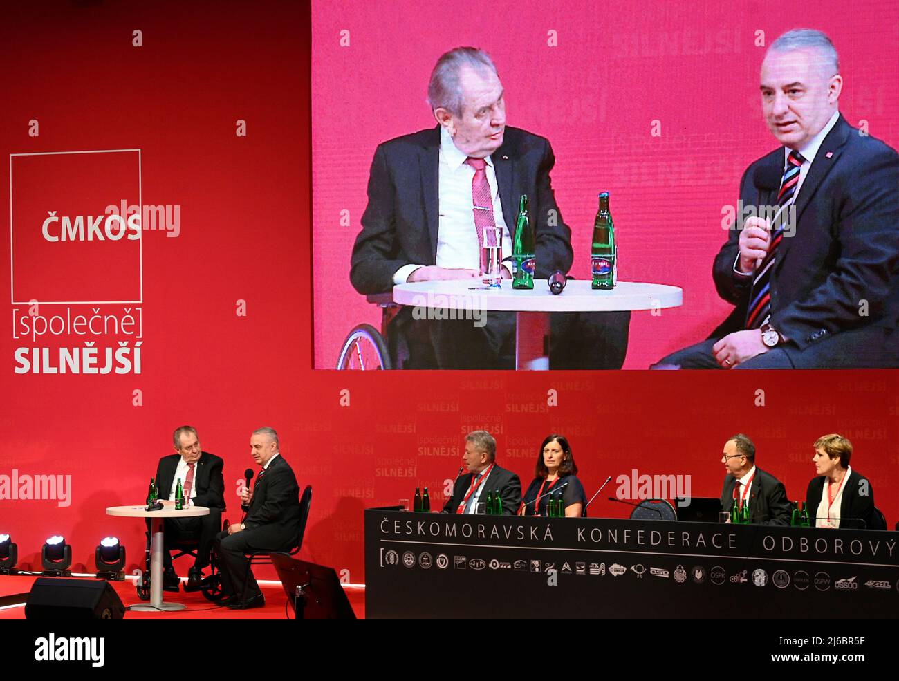 Der tschechische Präsident Milos Zeman (links) bat die Delegierten des nationalen Kongresses der Dachgewerkschaft CMKOS in Prag, Tschechische Republik, am 30. April 2022, Josef Stredula (rechts), den neu wiedergewählten Vorsitzenden der CMKOS, zu überzeugen. Für das Präsidentenamt kandidieren und sagen, dass Stredula einer der stärksten Kandidaten bei den Wahlen Anfang 2023 sein würde. (CTK Photo/Michal Krumphanzl) Stockfoto