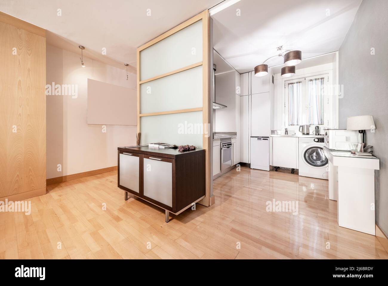 Küche einer Kurzzeitmiete-Wohnung mit hellen Parkettböden Stockfoto