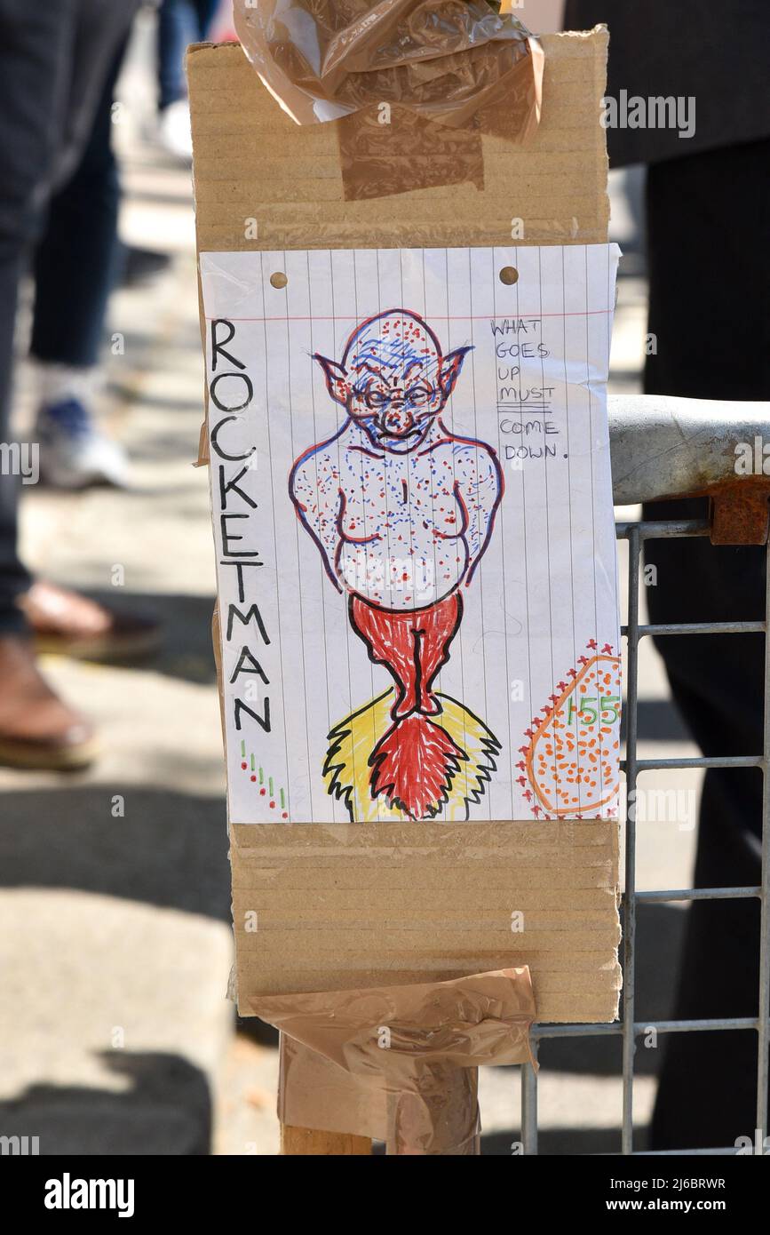 Notting Hill Gate, London, Großbritannien. 30.. April 2022. Solidarität mit der russischen Antikriegsbewegung, Protest gegenüber der russischen Botschaft in London. Kredit: Matthew Chattle/Alamy Live Nachrichten Stockfoto