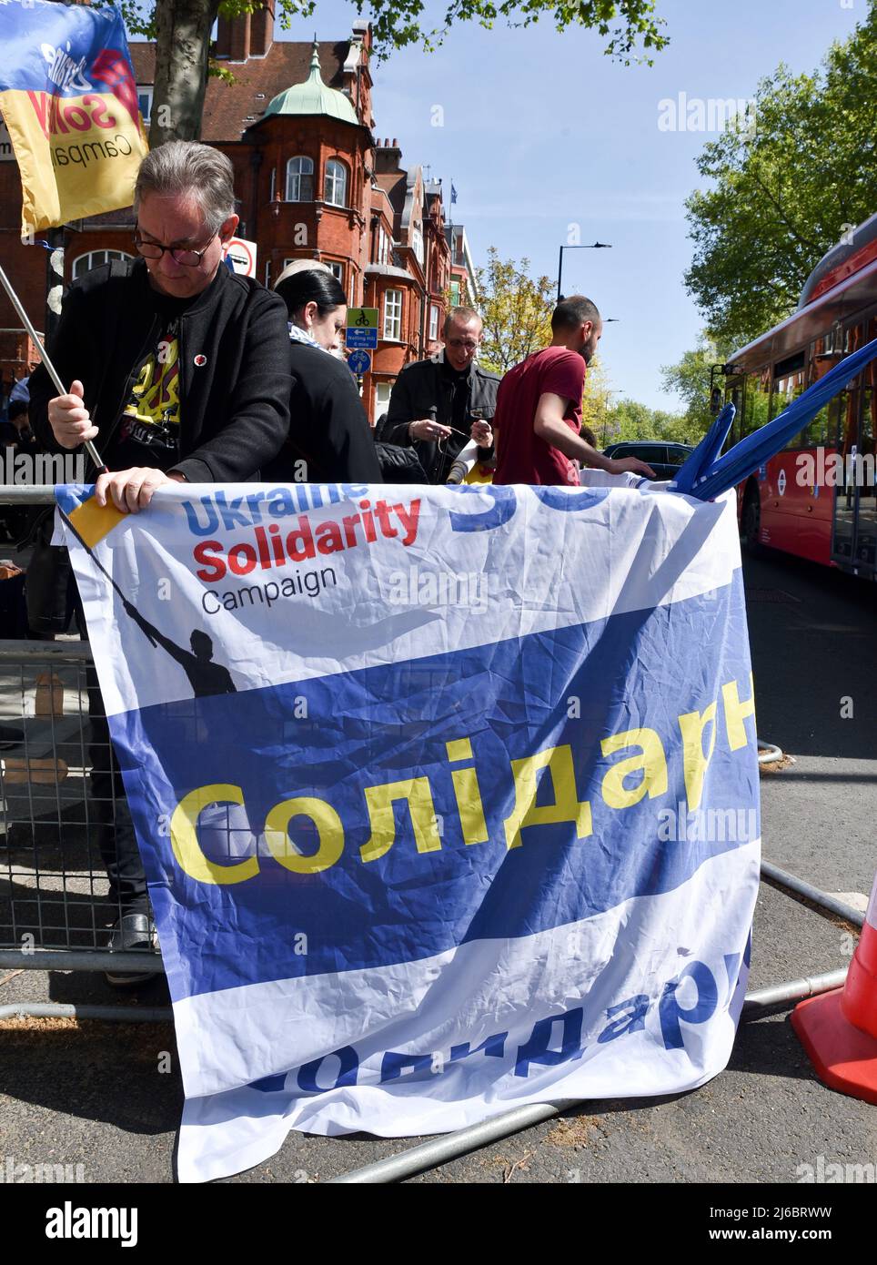 Notting Hill Gate, London, Großbritannien. 30.. April 2022. Solidarität mit der russischen Antikriegsbewegung, Protest gegenüber der russischen Botschaft in London. Kredit: Matthew Chattle/Alamy Live Nachrichten Stockfoto