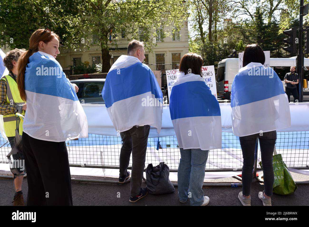 Notting Hill Gate, London, Großbritannien. 30.. April 2022. Solidarität mit der russischen Antikriegsbewegung, Protest gegenüber der russischen Botschaft in London. Kredit: Matthew Chattle/Alamy Live Nachrichten Stockfoto