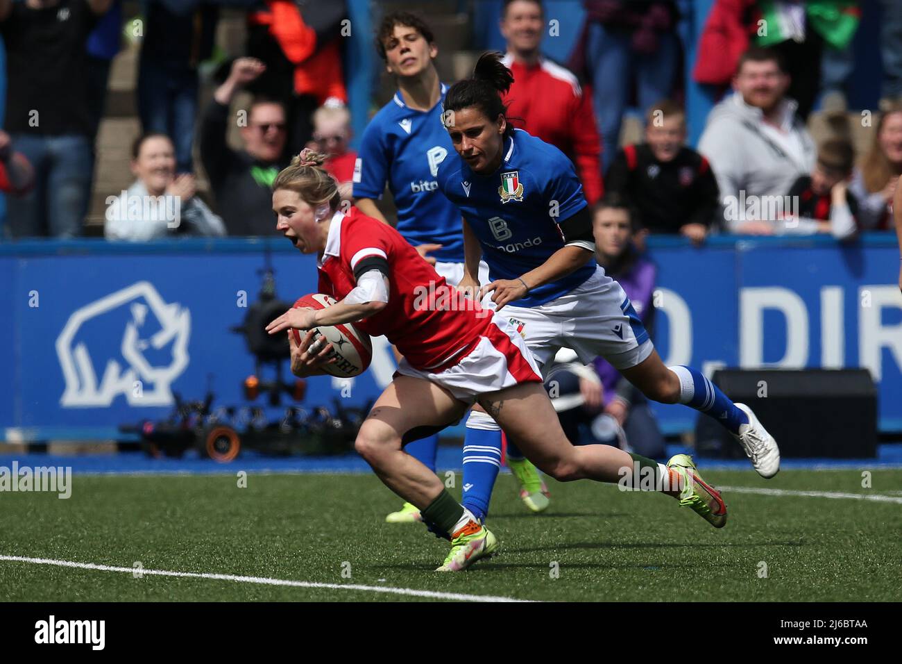 Keira Bevan aus Wales erzielt ihren Teams 1. TRY. TikTok Women’s Six Nations 2022 Championship , Wales Women gegen Italy Women im BT Sport Arms Park in Cardiff, South Wales am Samstag, 30.. April 2022. Bild von Andrew Orchard/Andrew Orchard Sports Photography/Alamy Live News Stockfoto