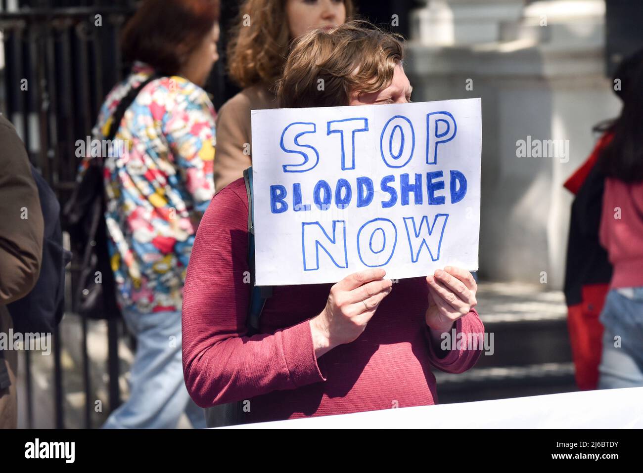 Notting Hill Gate, London, Großbritannien. 30.. April 2022. Solidarität mit der russischen Antikriegsbewegung, Protest gegenüber der russischen Botschaft in London. Kredit: Matthew Chattle/Alamy Live Nachrichten Stockfoto