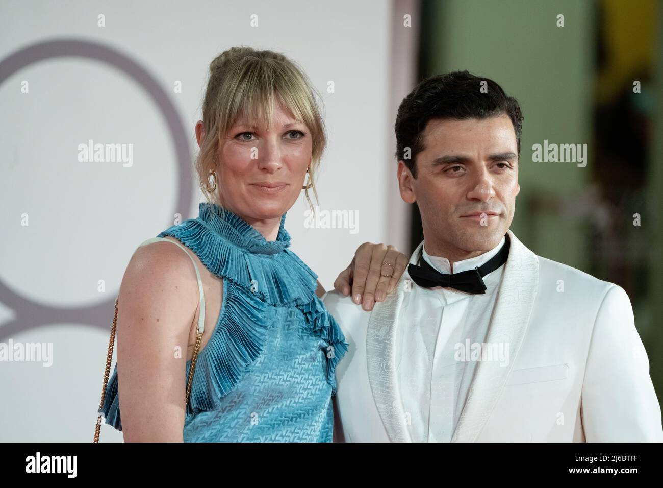 Lido di Venezia, Italien, 2. September 2021 - Oscar Isaac nimmt mit seiner Frau Elvira Lind an den 78. Filmfestspielen in Venedig Teil. Credits: Luigi de Pompeis/Alamy Live News Stockfoto