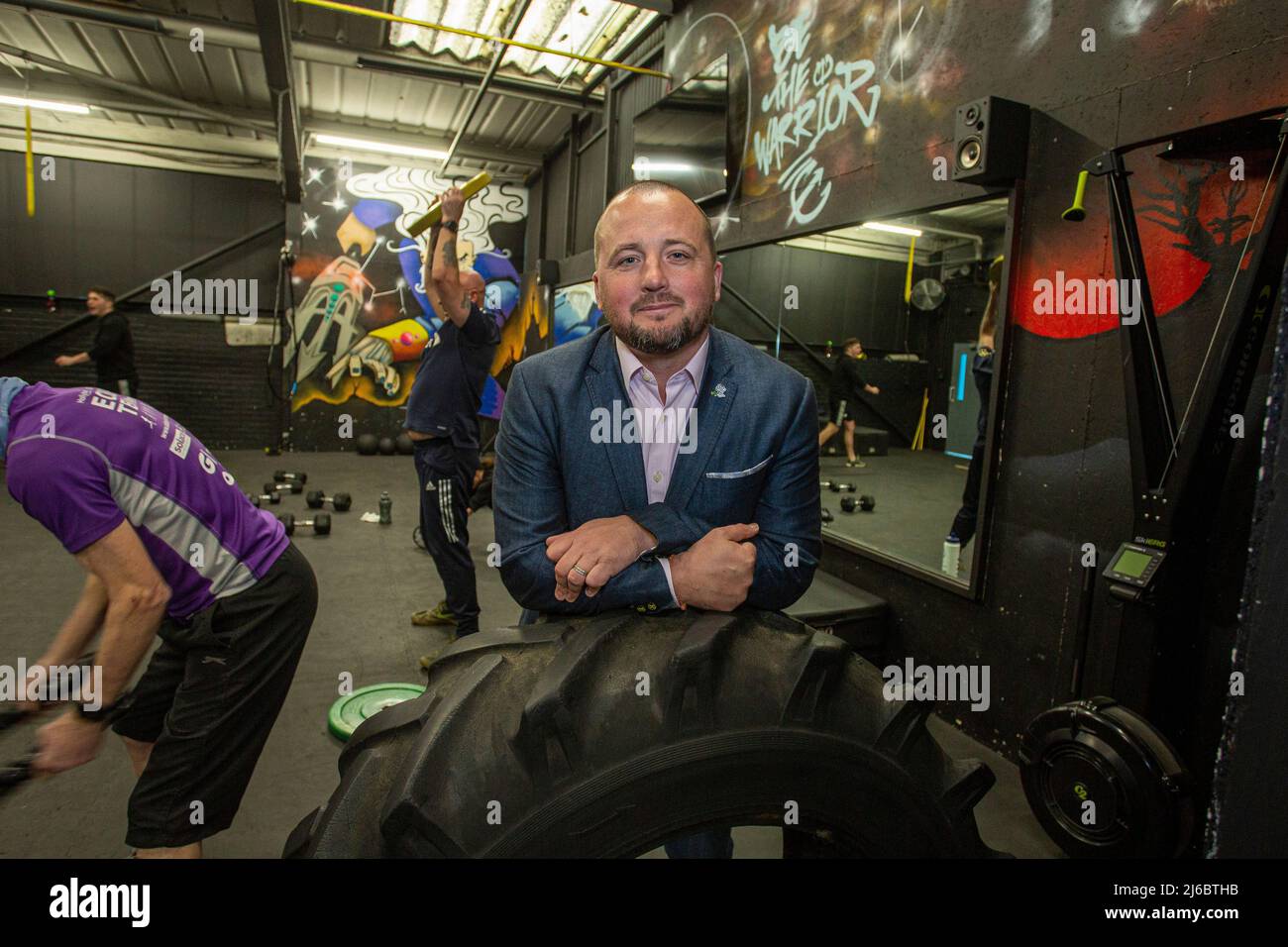 Geschäftsmann Chris Walsh Reform UK Kandidat und örtlicher Gym Besitzer mit Kostümen bei Trident Fitness, Morley, West Yorkshire, England. Stockfoto