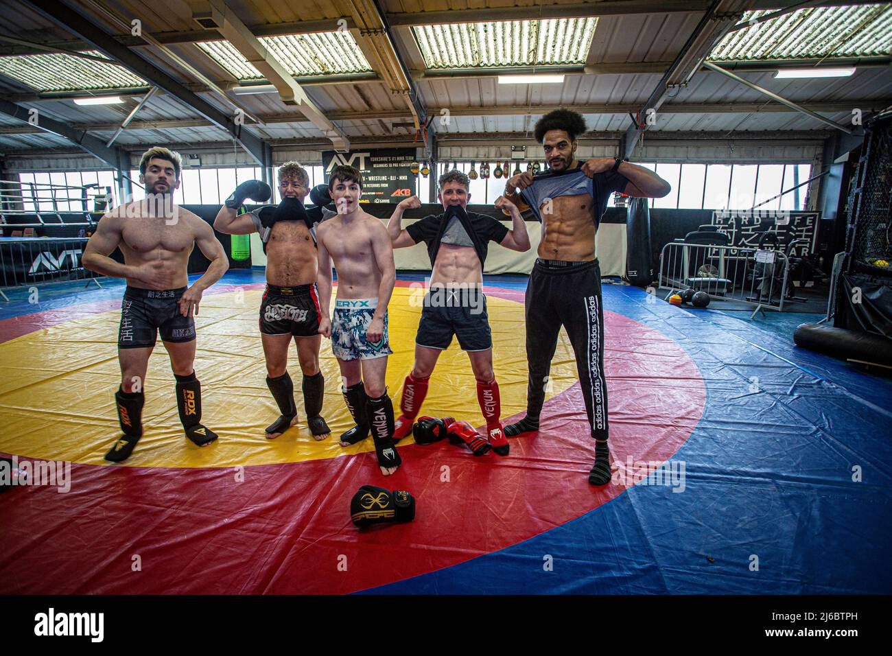 Thailändische Boxstudenten posieren im Boxring im örtlichen Fitnessstudio in Morley, West Yorkshire, England. Stockfoto