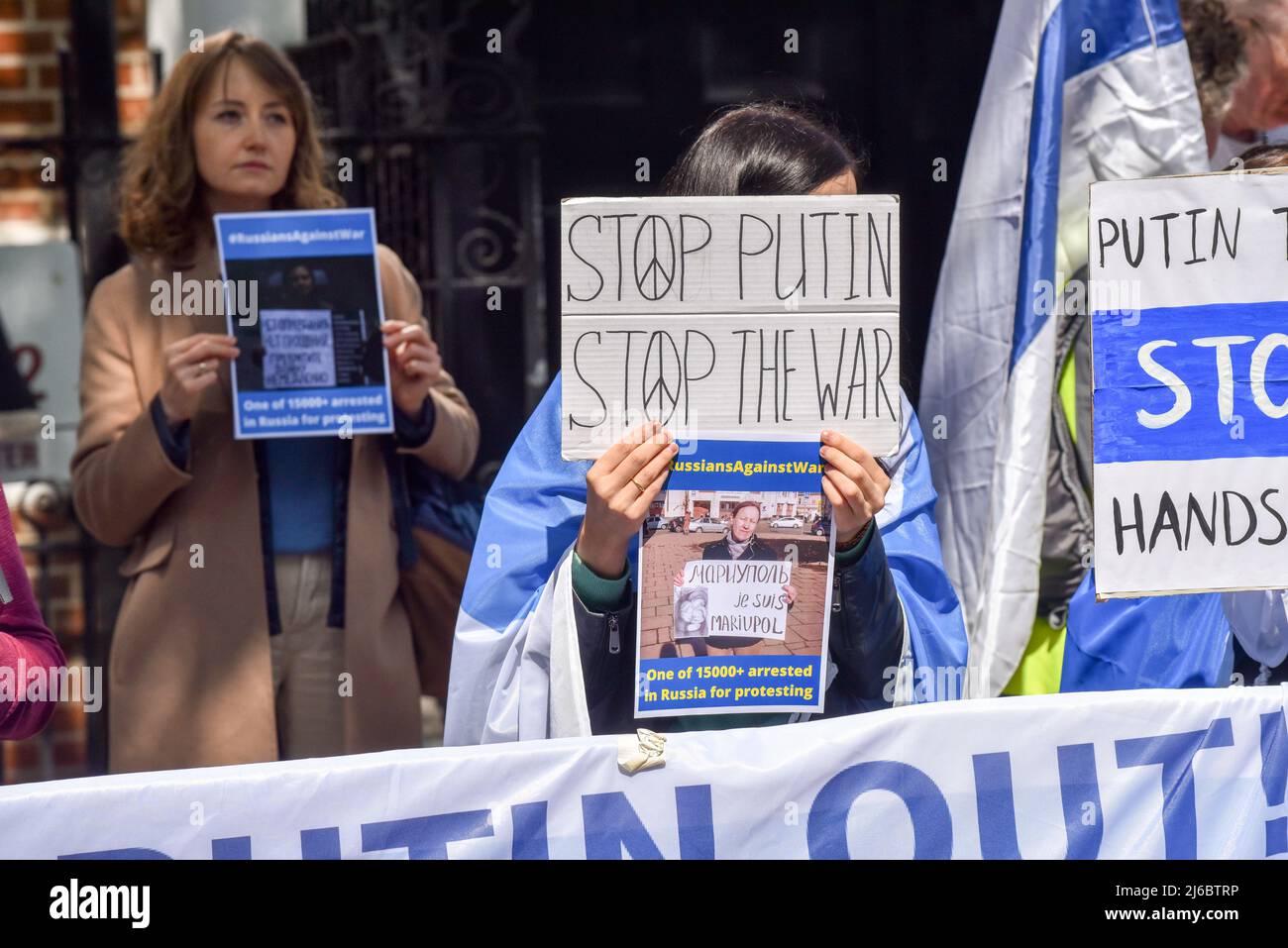Notting Hill Gate, London, Großbritannien. 30.. April 2022. Solidarität mit der russischen Antikriegsbewegung, Protest gegenüber der russischen Botschaft in London. Kredit: Matthew Chattle/Alamy Live Nachrichten Stockfoto