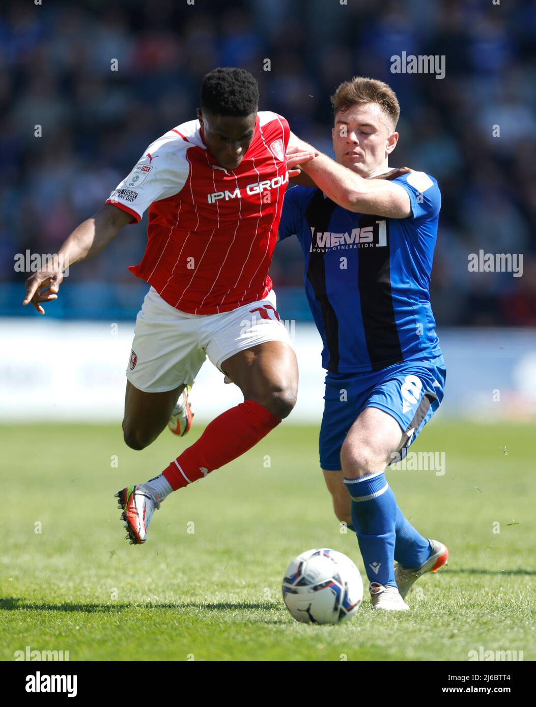 Chiedozie Ogbene von Rotherham United (links) und Ben Thompson von Gillingham kämpfen während des Sky Bet League One-Spiels im MEMS Priestfield Stadium, Gillingham, um den Ball. Bilddatum: Samstag, 30. April 2022. Stockfoto