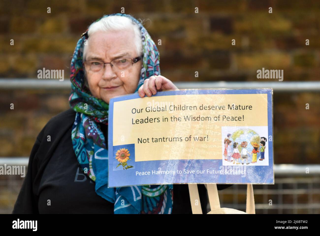 Notting Hill Gate, London, Großbritannien. 30.. April 2022. Solidarität mit der russischen Antikriegsbewegung, Protest gegenüber der russischen Botschaft in London. Kredit: Matthew Chattle/Alamy Live Nachrichten Stockfoto