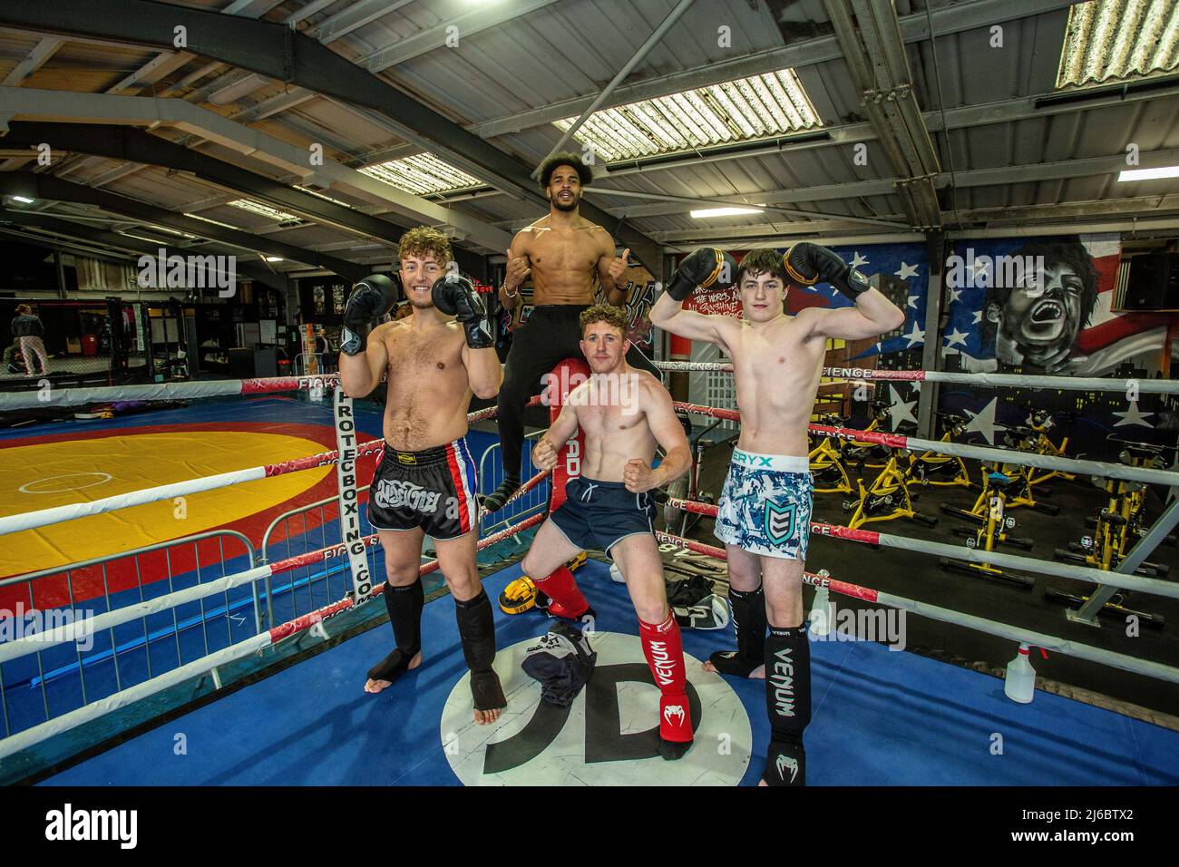 Eine Gruppe junger männlicher Thai-Boxstudenten, die im örtlichen Fitnessstudio in West Yorkshire, England, posieren. Stockfoto