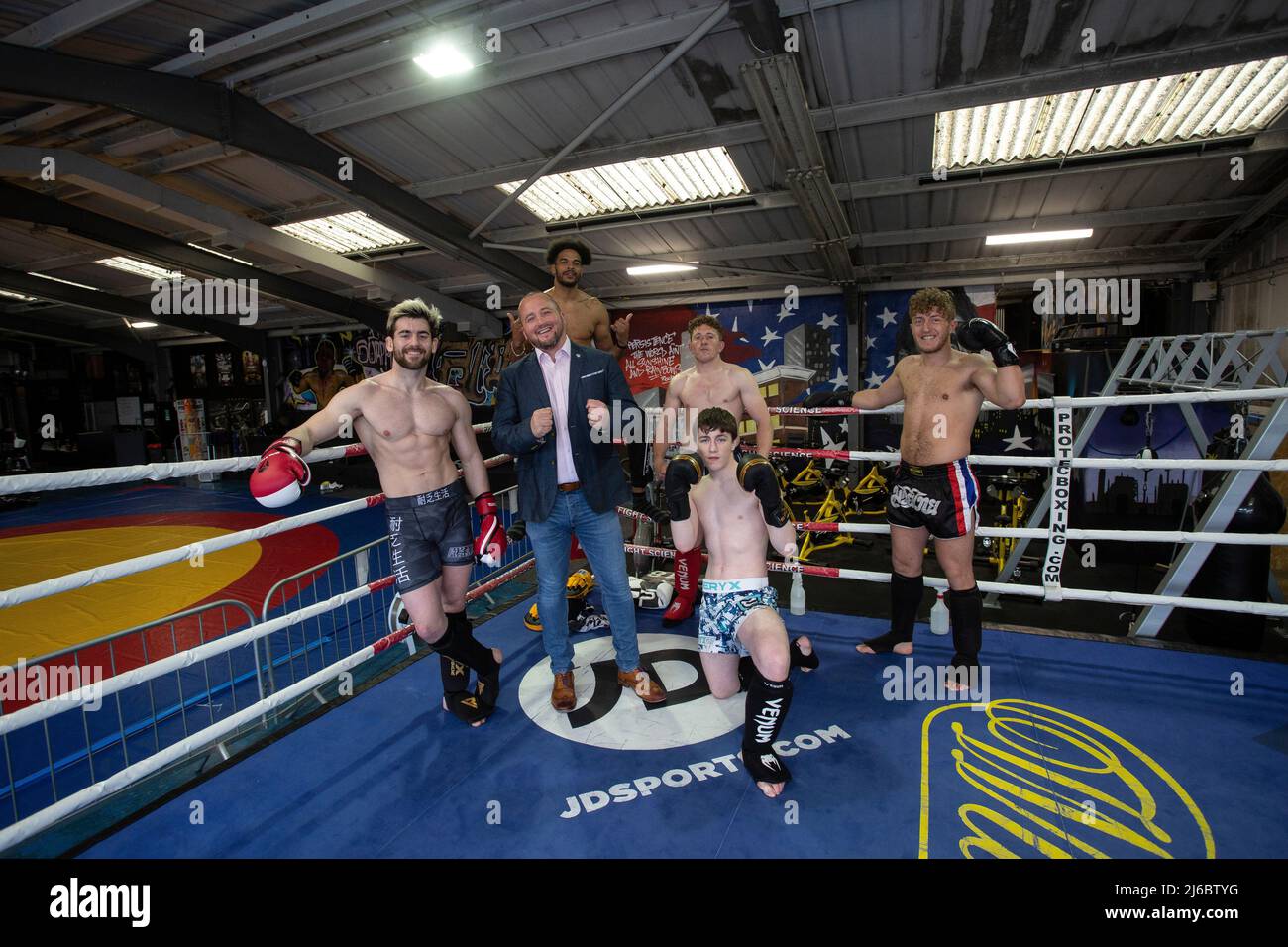 Geschäftsmann Chris Walsh Reform UK-Kandidat und örtlicher Gym-Besitzer von Trident Fitness posiert mit Studenten beim Boxtraining, West Yorkshire, England. Stockfoto