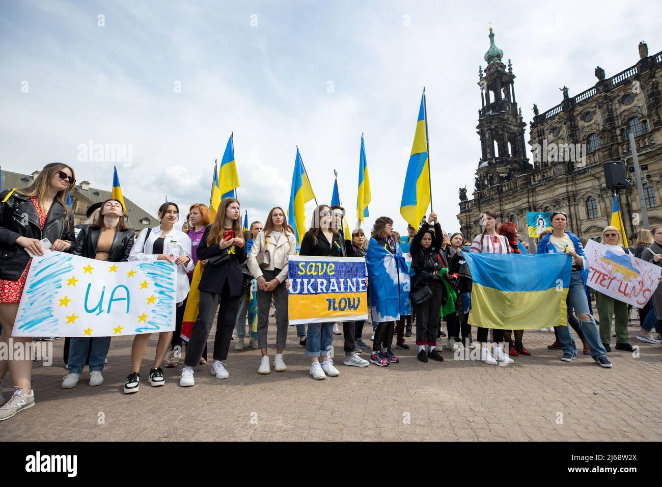 30. April 2022, Sachsen, Dresden: Gegenveranstaltung gegen prorussische Kundgebung mit dem Titel: 'Solidarität mit dem Volk der Ukraine! Alle zusammen gegen Putins Angriffskrieg!“. Dafür sind auch rund 100 Menschen auf dem Dresdner Theaterplatz. Foto: Daniel Schäfer/dpa Stockfoto