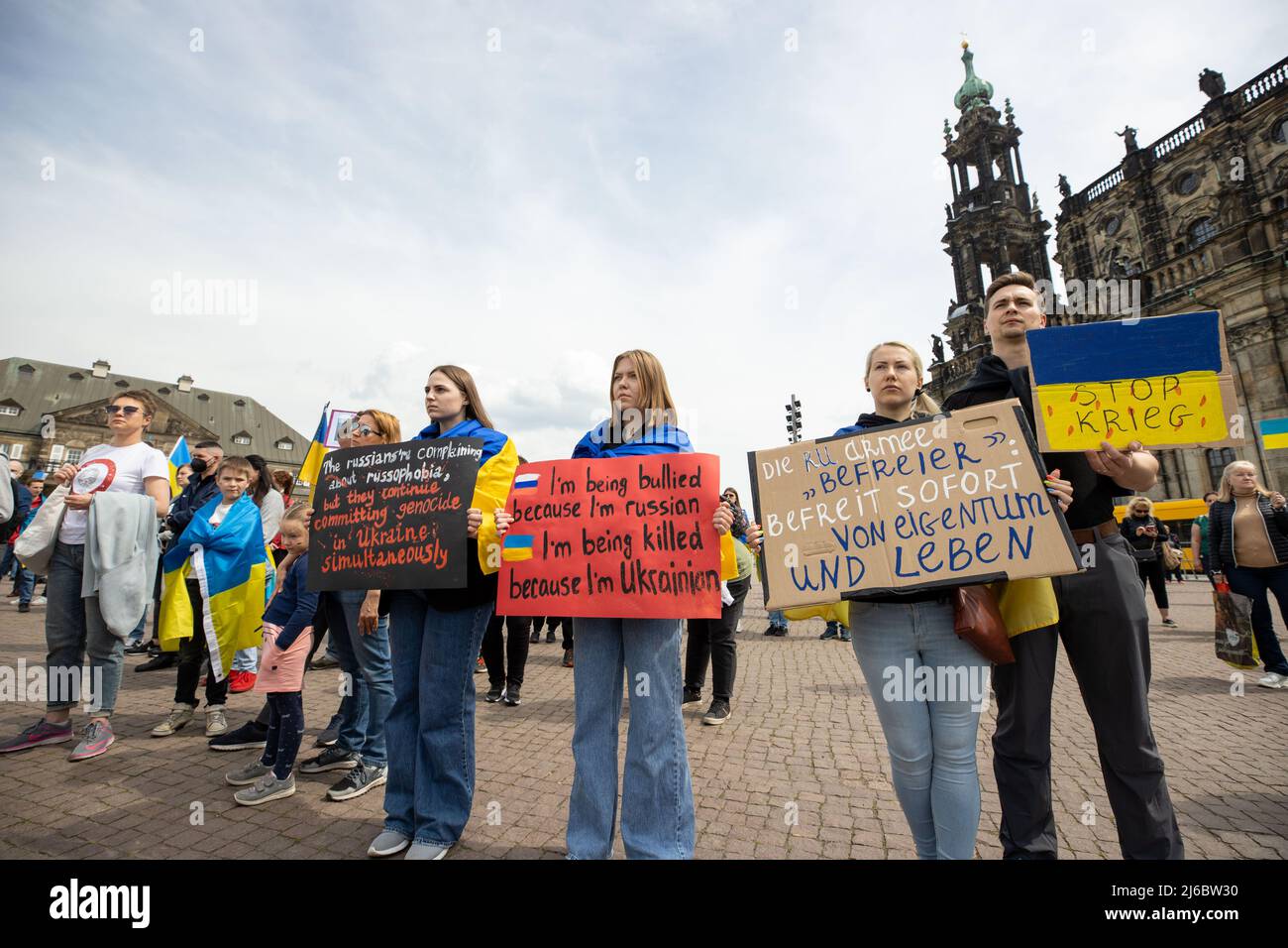 30. April 2022, Sachsen, Dresden: Gegenveranstaltung gegen prorussische Kundgebung mit dem Titel: 'Solidarität mit dem Volk der Ukraine! Alle zusammen gegen Putins Angriffskrieg! Foto: Daniel Schäfer/dpa Stockfoto