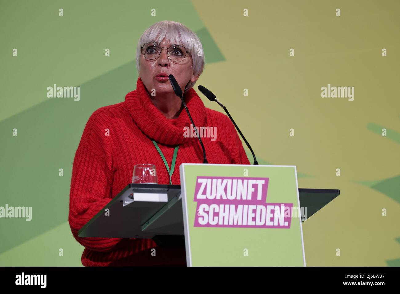 30. April 2022, Nordrhein-Westfalen, Düsseldorf: Claudia Roth, Staatsministerin für Kultur und Medien, spricht auf der kleinen Parteikonferenz von Bündnis 90/die Grünen. Auf der Parteikonferenz diskutieren die Grünen über den russischen Angriffskrieg gegen die Ukraine und die klimafreundliche Umstrukturierung der Wirtschaft. Foto: David Young/dpa Stockfoto