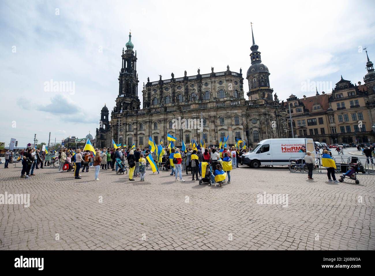 30. April 2022, Sachsen, Dresden: Gegenveranstaltung gegen prorussische Kundgebung mit dem Titel: 'Solidarität mit dem Volk der Ukraine! Alle zusammen gegen Putins Angriffskrieg! Foto: Daniel Schäfer/dpa Stockfoto