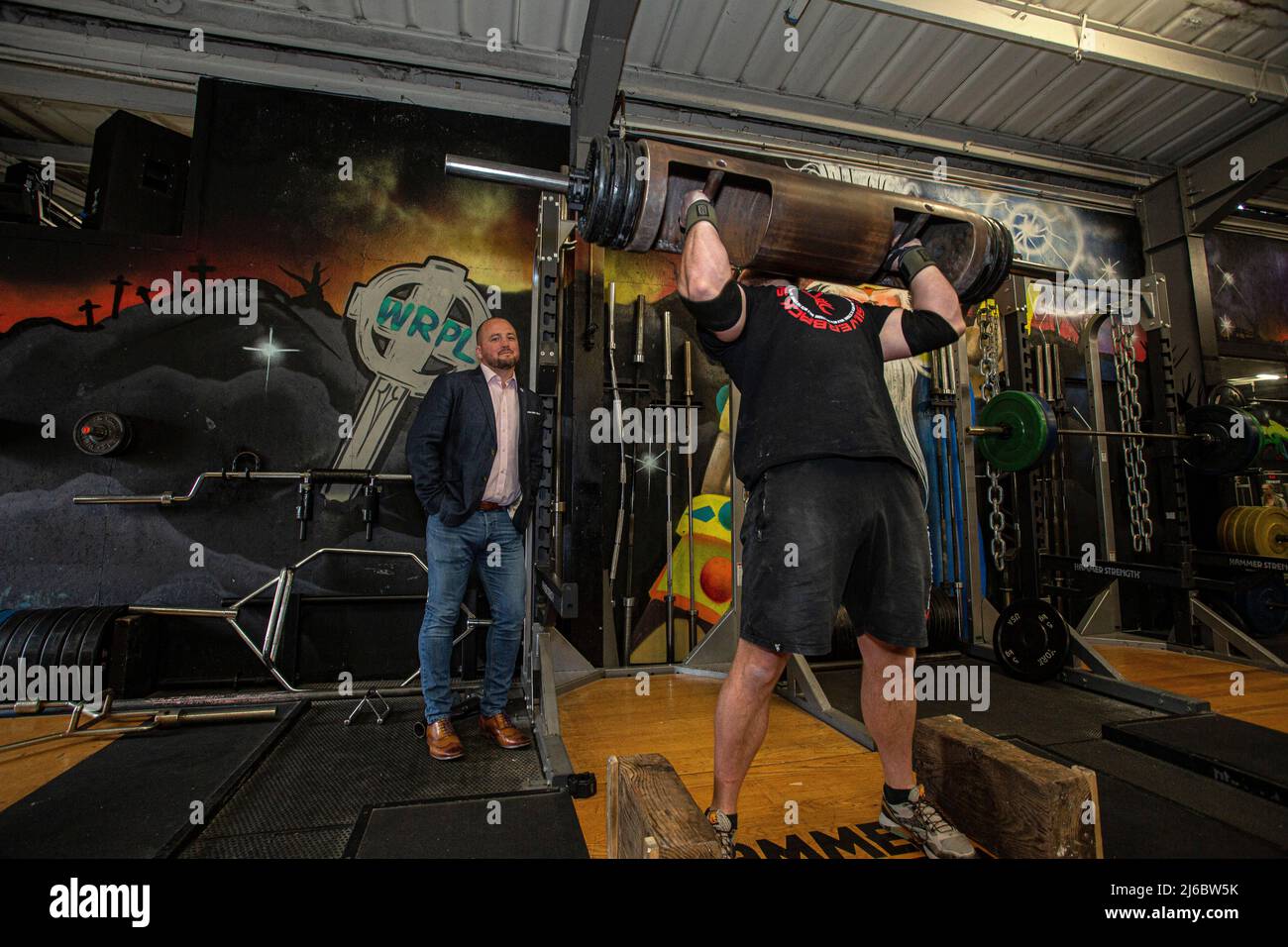 Geschäftsmann Chris Walsh Reform UK Kandidat und örtlicher Gym Besitzer mit dem Kunden James bei Trident Fitness, Morley, West Yorkshire, England. Stockfoto