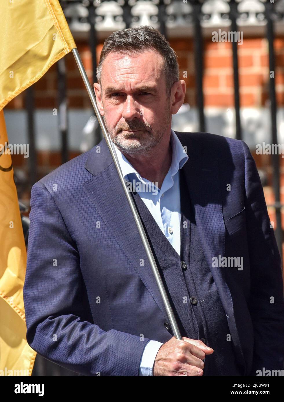Notting Hill Gate, London, Großbritannien. 30.. April 2022. Solidarität mit der russischen Antikriegsbewegung, Protest gegenüber der russischen Botschaft in London. Journalist Paul Mason. Matthew Chattle/Alamy Live News Stockfoto