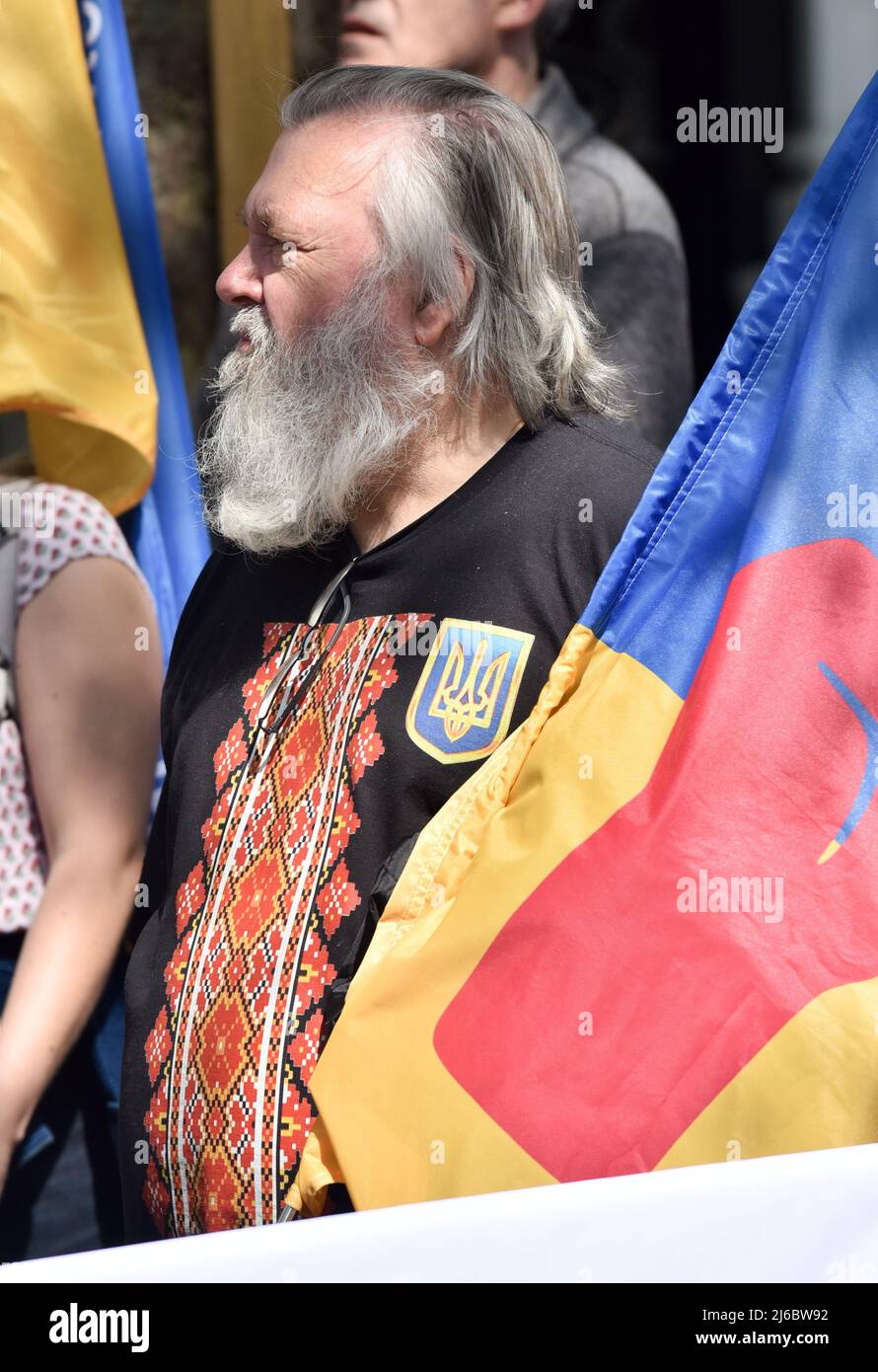 Notting Hill Gate, London, Großbritannien. 30.. April 2022. Solidarität mit der russischen Antikriegsbewegung, Protest gegenüber der russischen Botschaft in London. Kredit: Matthew Chattle/Alamy Live Nachrichten Stockfoto
