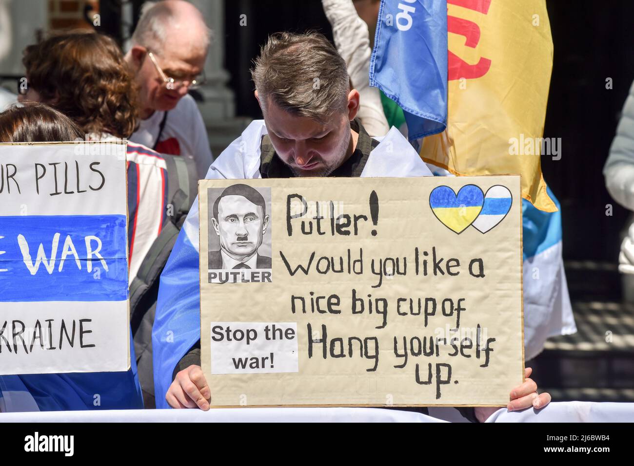Notting Hill Gate, London, Großbritannien. 30.. April 2022. Solidarität mit der russischen Antikriegsbewegung, Protest gegenüber der russischen Botschaft in London. Kredit: Matthew Chattle/Alamy Live Nachrichten Stockfoto