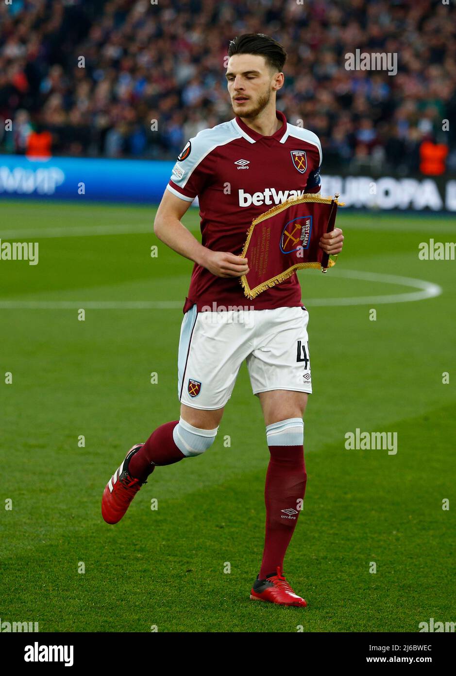 LONDON, ENGLAND - 28. APRIL: West Ham United's Declan Rig kommt während des Halbfinales 1. der Europaliga heraus, auf der Etappe zwischen West Ham United und Eintracht Fr. Stockfoto
