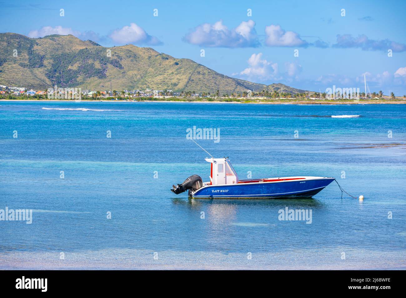 Ein einfaches Fischerboot auf einer Anlegestelle in St. Martin Stockfoto