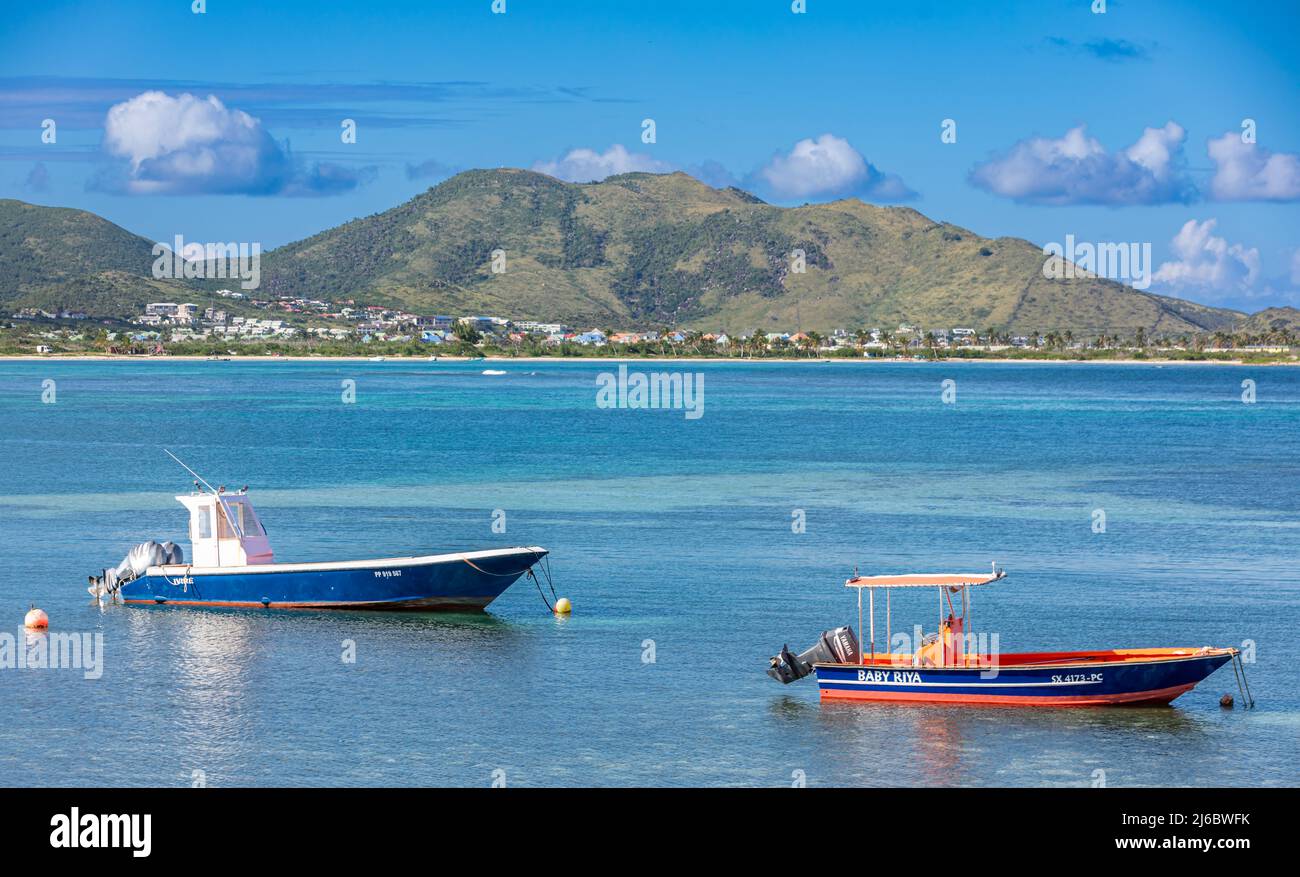 Zwei Fischerboote sitzen direkt vor der Küste in St. Martin Stockfoto