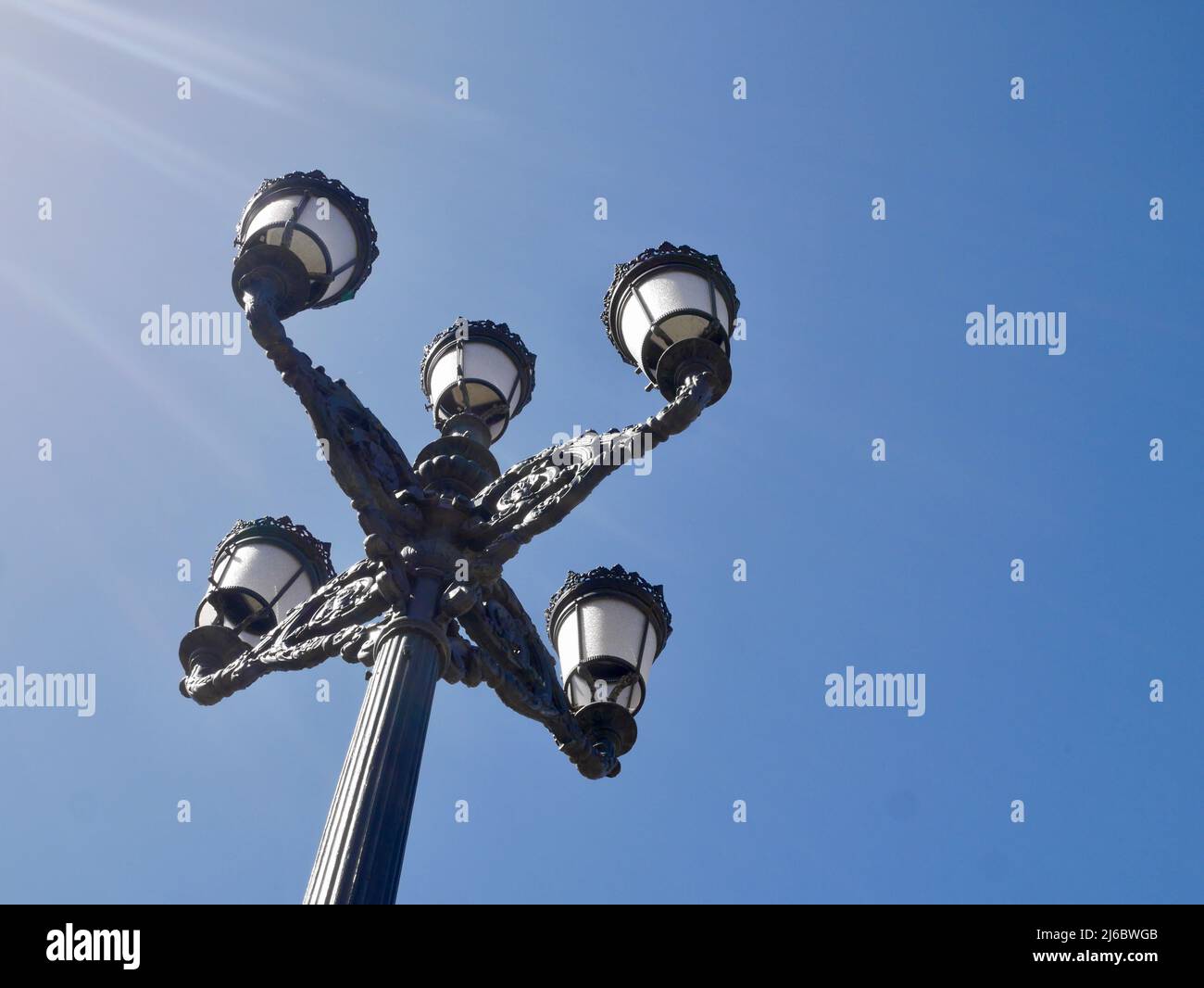 Blick auf die Straßenlaterne auf der Plaza de Zocodover, gegen den blauen Himmel. Toledo, Spanien. Hochwertige Fotos Stockfoto