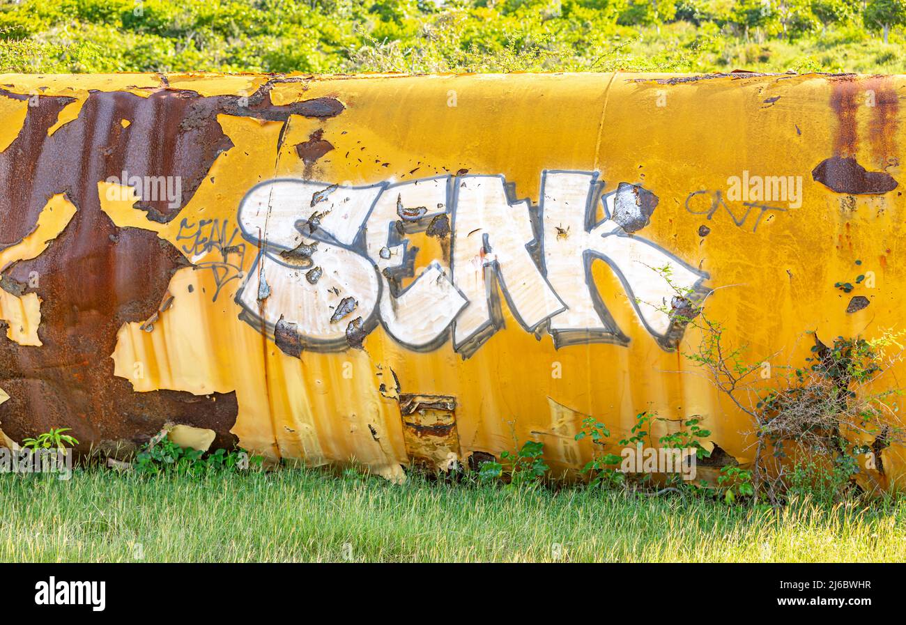 Graffiti auf einem großen Metalltank Stockfoto