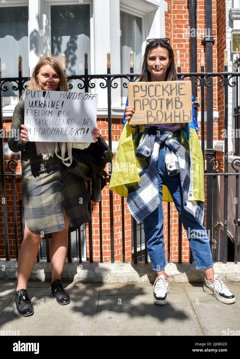 Notting Hill Gate, London, Großbritannien. 30.. April 2022. Solidarität mit der russischen Antikriegsbewegung, Protest gegenüber der russischen Botschaft in London. Kredit: Matthew Chattle/Alamy Live Nachrichten Stockfoto