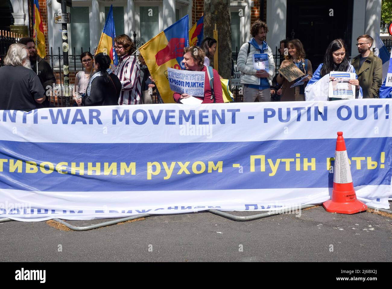 Notting Hill Gate, London, Großbritannien. 30.. April 2022. Solidarität mit der russischen Antikriegsbewegung, Protest gegenüber der russischen Botschaft in London. Kredit: Matthew Chattle/Alamy Live Nachrichten Stockfoto