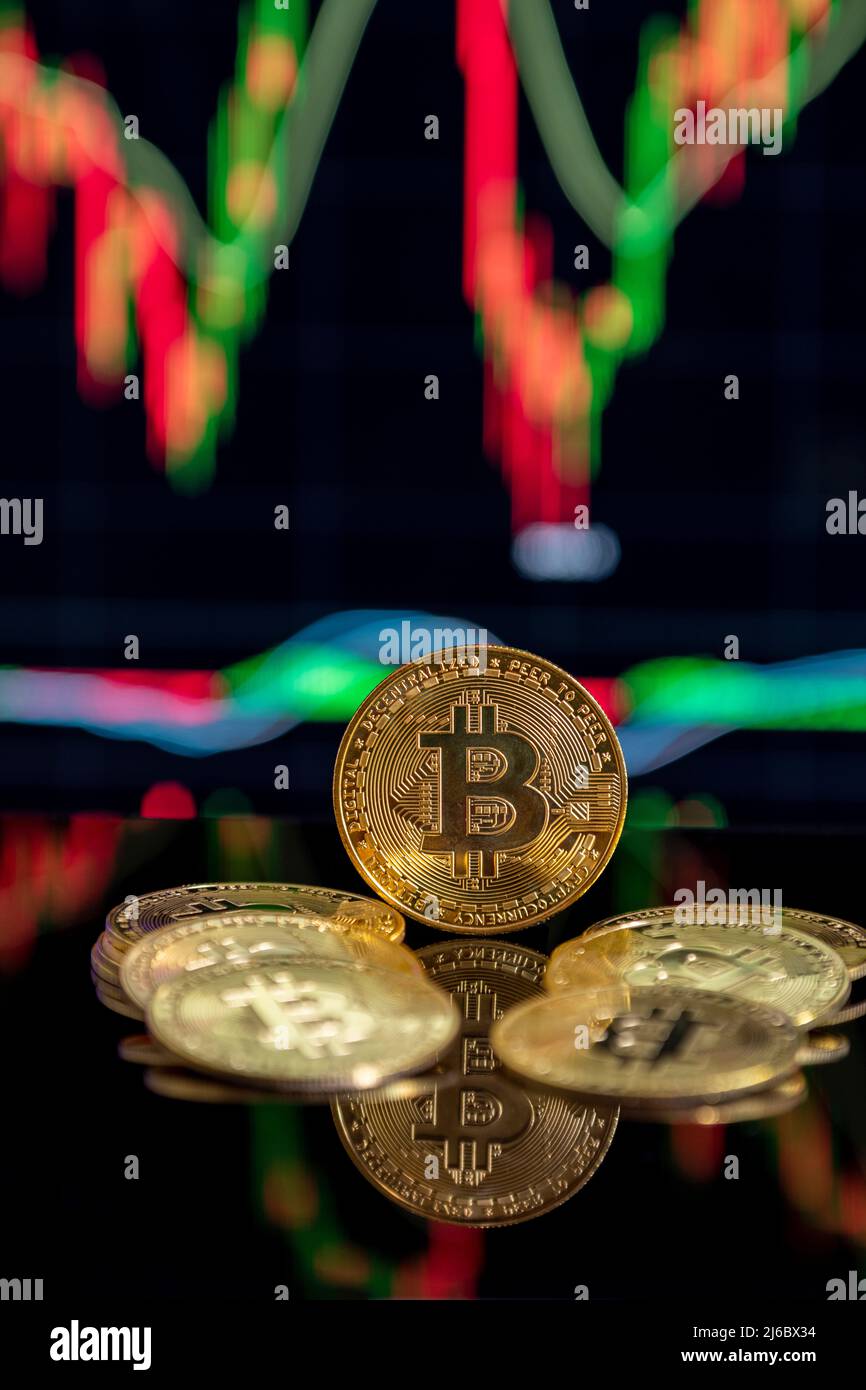 Physische Version von Bitcoin, virtuelles Geld, konzeptionelle Zusammensetzung für globale Kryptowährung und digitales Zahlungssystem. Stockfoto
