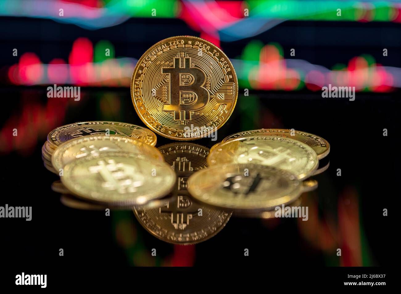 Physische Version von Bitcoin, virtuelles Geld, konzeptionelle Zusammensetzung für globale Kryptowährung und digitales Zahlungssystem. Stockfoto