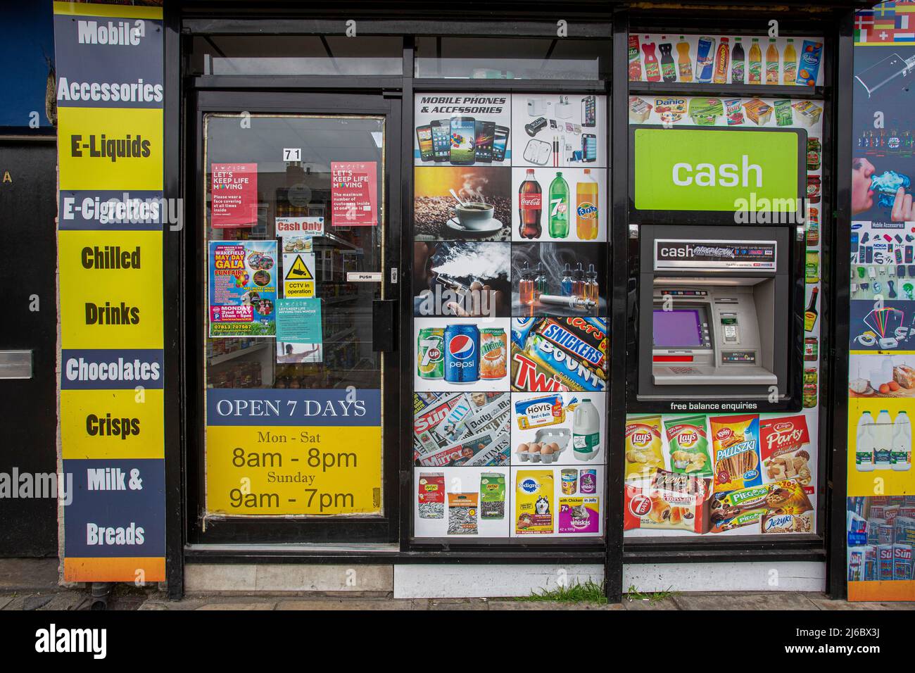 Corner Shop geöffnet 7 Tage in Wakefileld, England Stockfoto