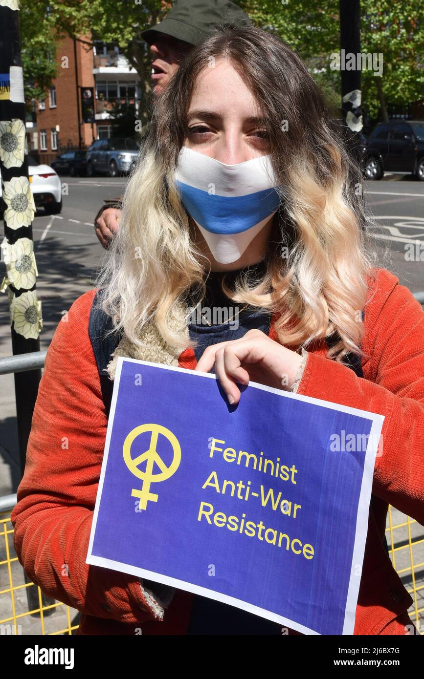 Notting Hill Gate, London, Großbritannien. 30.. April 2022. Solidarität mit der russischen Antikriegsbewegung, Protest gegenüber der russischen Botschaft in London. Kredit: Matthew Chattle/Alamy Live Nachrichten Stockfoto