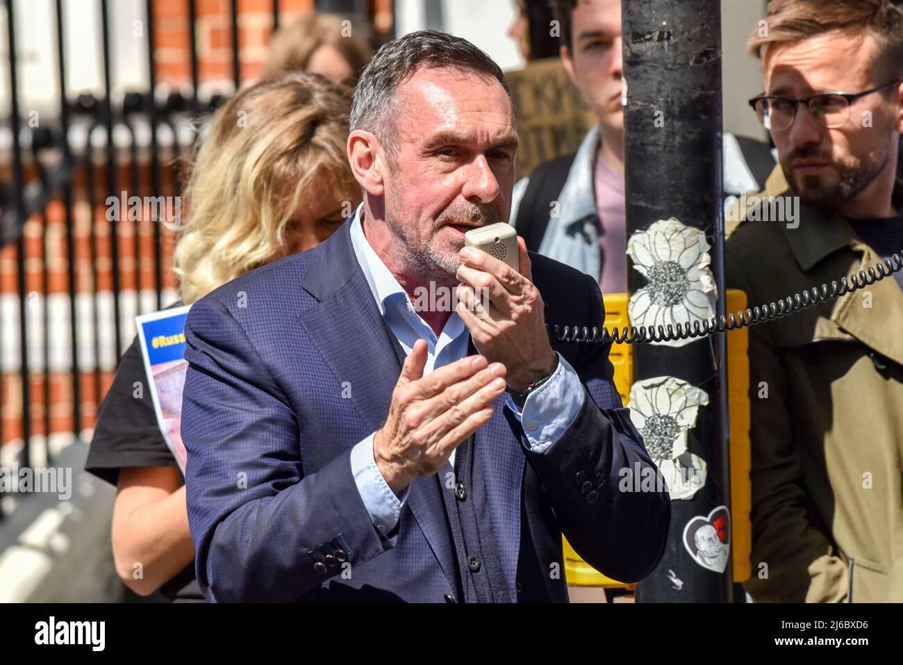 Notting Hill Gate, London, Großbritannien. 30.. April 2022. Solidarität mit der russischen Antikriegsbewegung, Protest gegenüber der russischen Botschaft in London. Journalist Paul Mason. Matthew Chattle/Alamy Live News Stockfoto