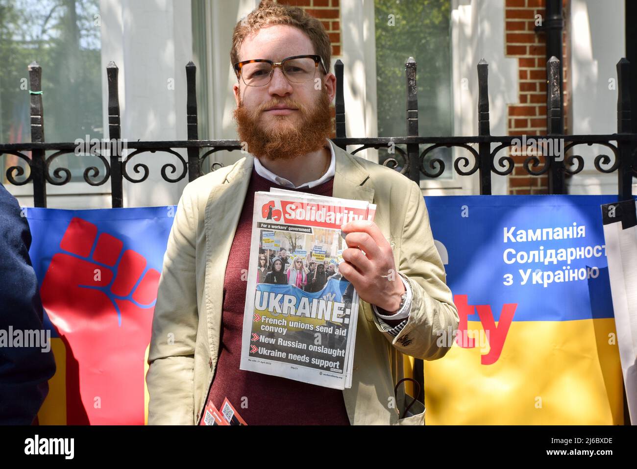 Notting Hill Gate, London, Großbritannien. 30.. April 2022. Solidarität mit der russischen Antikriegsbewegung, Protest gegenüber der russischen Botschaft in London. Kredit: Matthew Chattle/Alamy Live Nachrichten Stockfoto