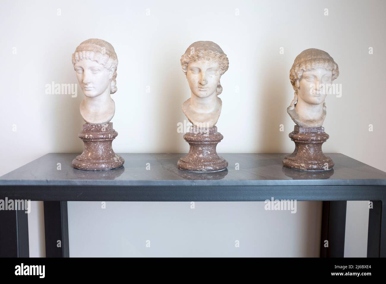 Alte Büsten im Nationalen Archäolgischen Museum Neapel Italien ausgestellt Stockfoto