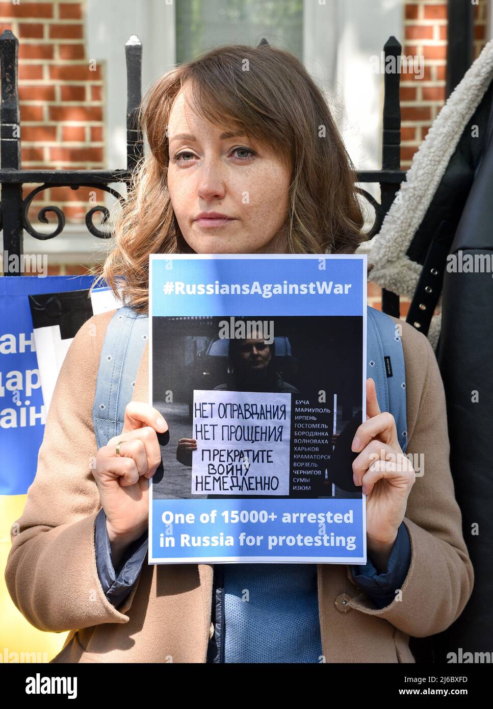 Notting Hill Gate, London, Großbritannien. 30.. April 2022. Solidarität mit der russischen Antikriegsbewegung, Protest gegenüber der russischen Botschaft in London. Kredit: Matthew Chattle/Alamy Live Nachrichten Stockfoto