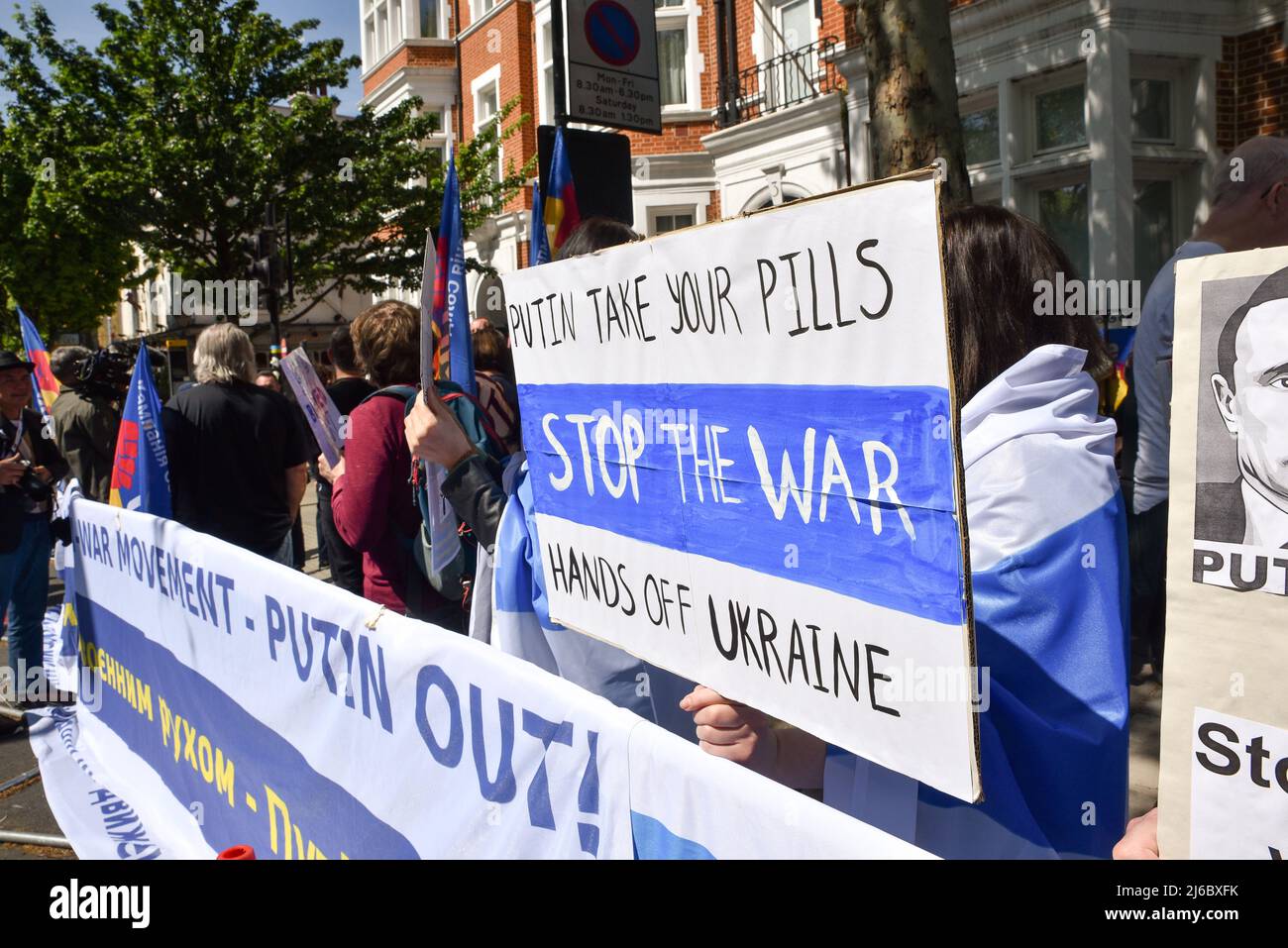Notting Hill Gate, London, Großbritannien. 30.. April 2022. Solidarität mit der russischen Antikriegsbewegung, Protest gegenüber der russischen Botschaft in London. Kredit: Matthew Chattle/Alamy Live Nachrichten Stockfoto