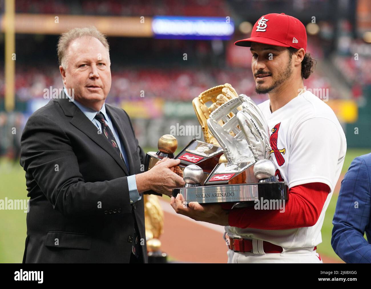 St. Louis, USA. 30.. April 2022. St. Louis Cardinals dritter Baseman Nolan Arenado wird am Freitag, den 29. April 2022, von Rawlings Sporting Goods President Mike Thompson seine Gold Glove und Platinum Glove Awards verliehen, bevor er im Busch Stadium in St. Louis gegen die Arizona Diamondbacks antreten wird. Foto von Bill Greenblatt/UPI Credit: UPI/Alamy Live News Stockfoto